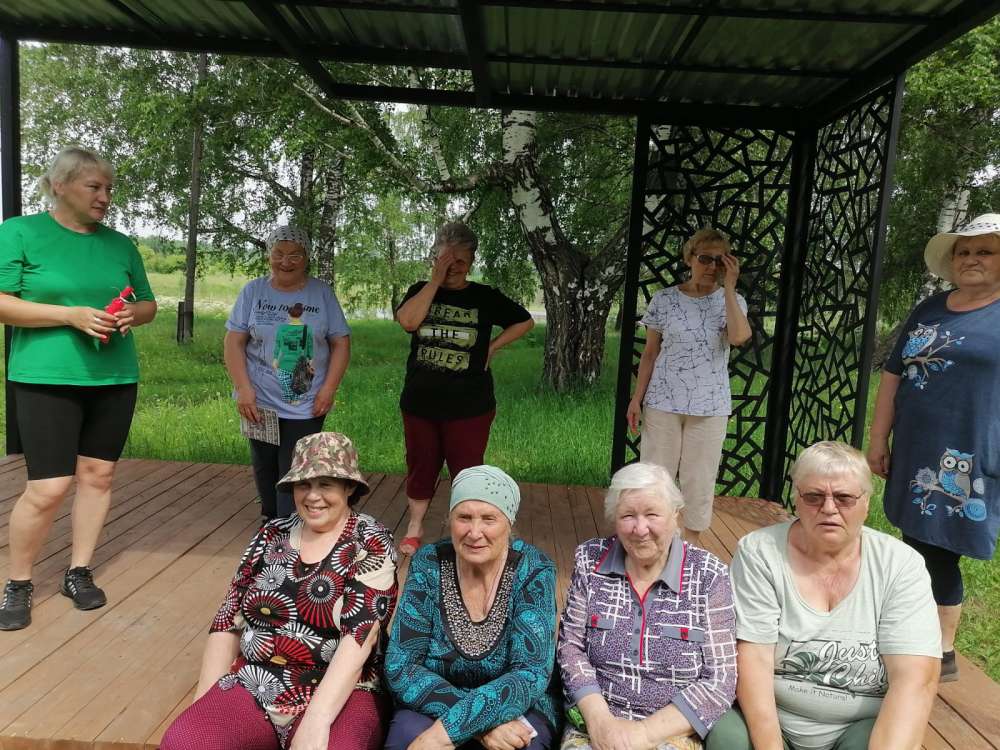 ТЁПЛЫЙ ДЕНЬ В КРУГУ ДРУЗЕЙ