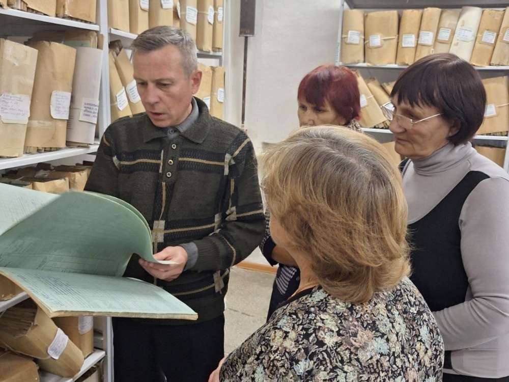 КРАЕВЕДЫ ПОСЕТИЛИ АРХИВ БОГОТОЛЬСКОГО РАЙОНА